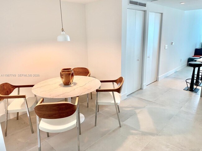 Building Photo - 650 NE 32nd St