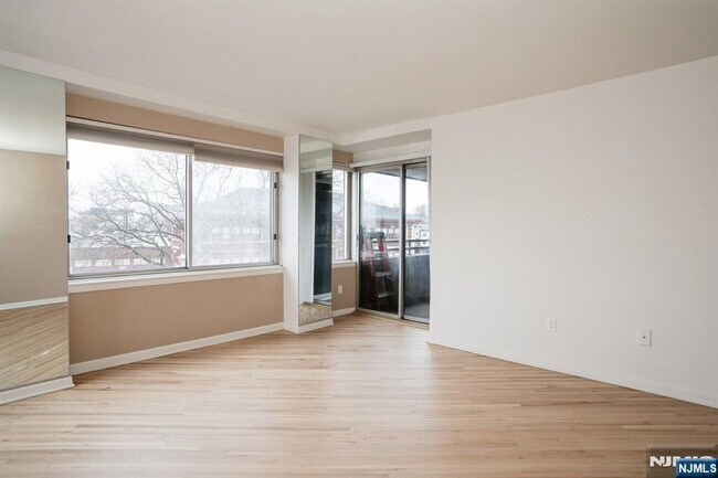 Building Photo - 364 Palisade Ave
