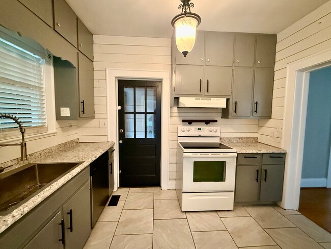 Building Photo - Three bedroom, 1 bath house in Burlington