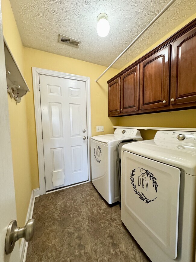 Building Photo - 932 Eaglet Cir