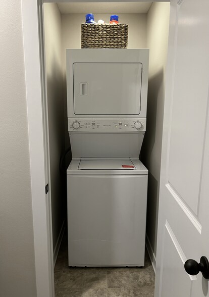 Building Photo - 170 NE 23rd Ln