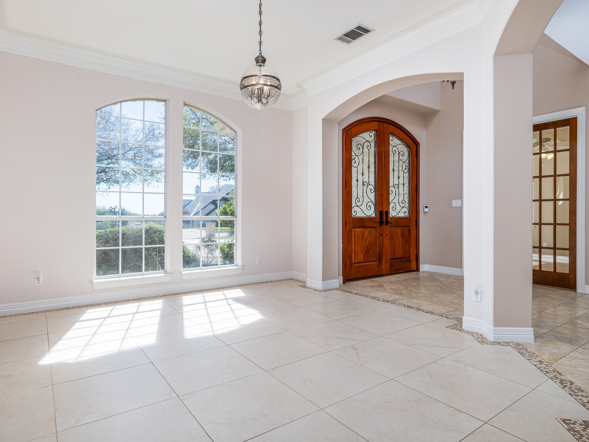 Building Photo - 9805 Big View Dr