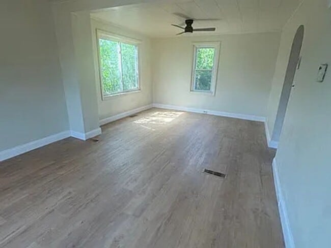 Building Photo - Freshly Painted 3BR 1BA home in East Pittsburgh