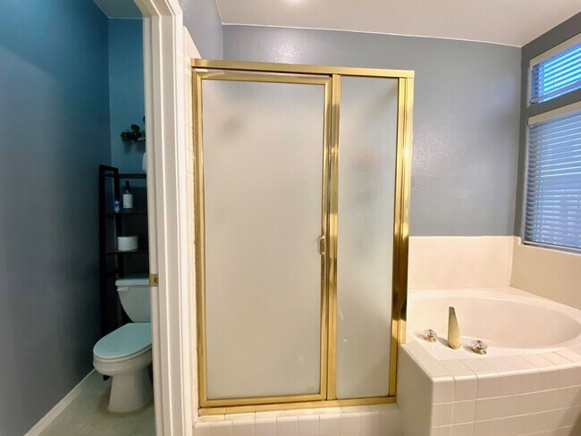 Building Photo - $2,450 Beautiful 3 Bedroom Home In  The Qu...