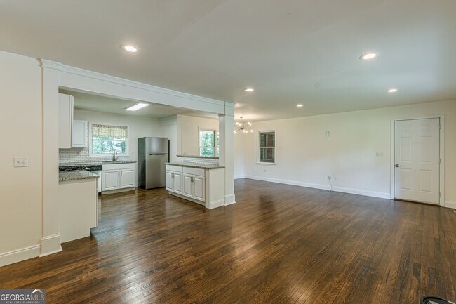 Building Photo - 427 Peyton Rd SW