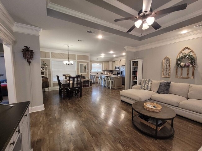 Building Photo - Beautiful 4BD/2BA Home with Screened Patio...