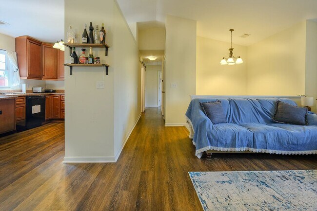 Building Photo - 15 White Street Extension