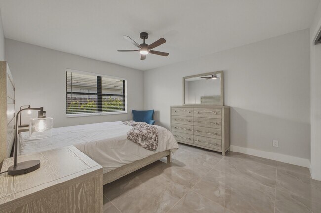 Building Photo - 632 Las Palmas Park