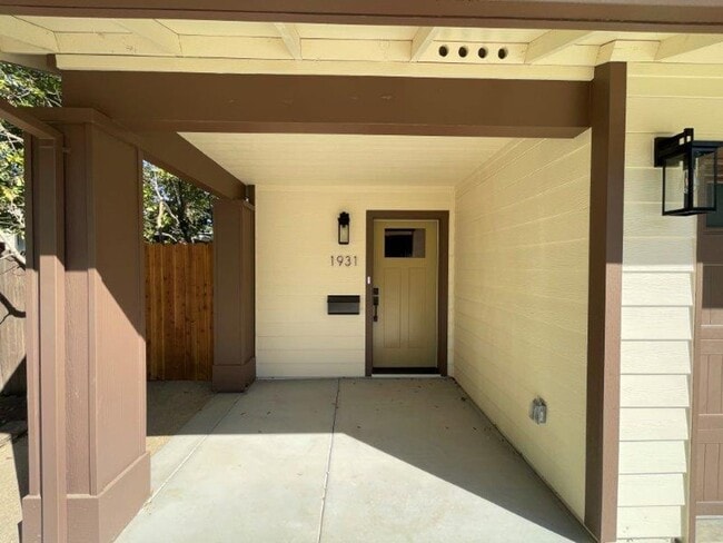 Building Photo - Tahoe Park 2 Bedroom Near UC Davis Med Center