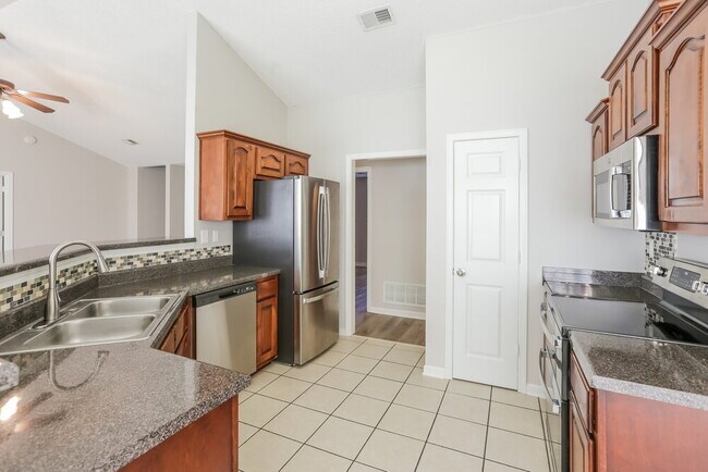 Building Photo - 2571 Hunters Pointe Dr