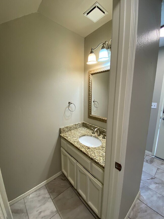 Building Photo - Updated 3 Bedroom, 2-1/2 Bathroom House on a Cul-de-sac
