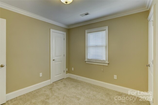Building Photo - 448 N Summit Ave