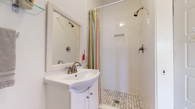 Building Photo - 1700 D St SE