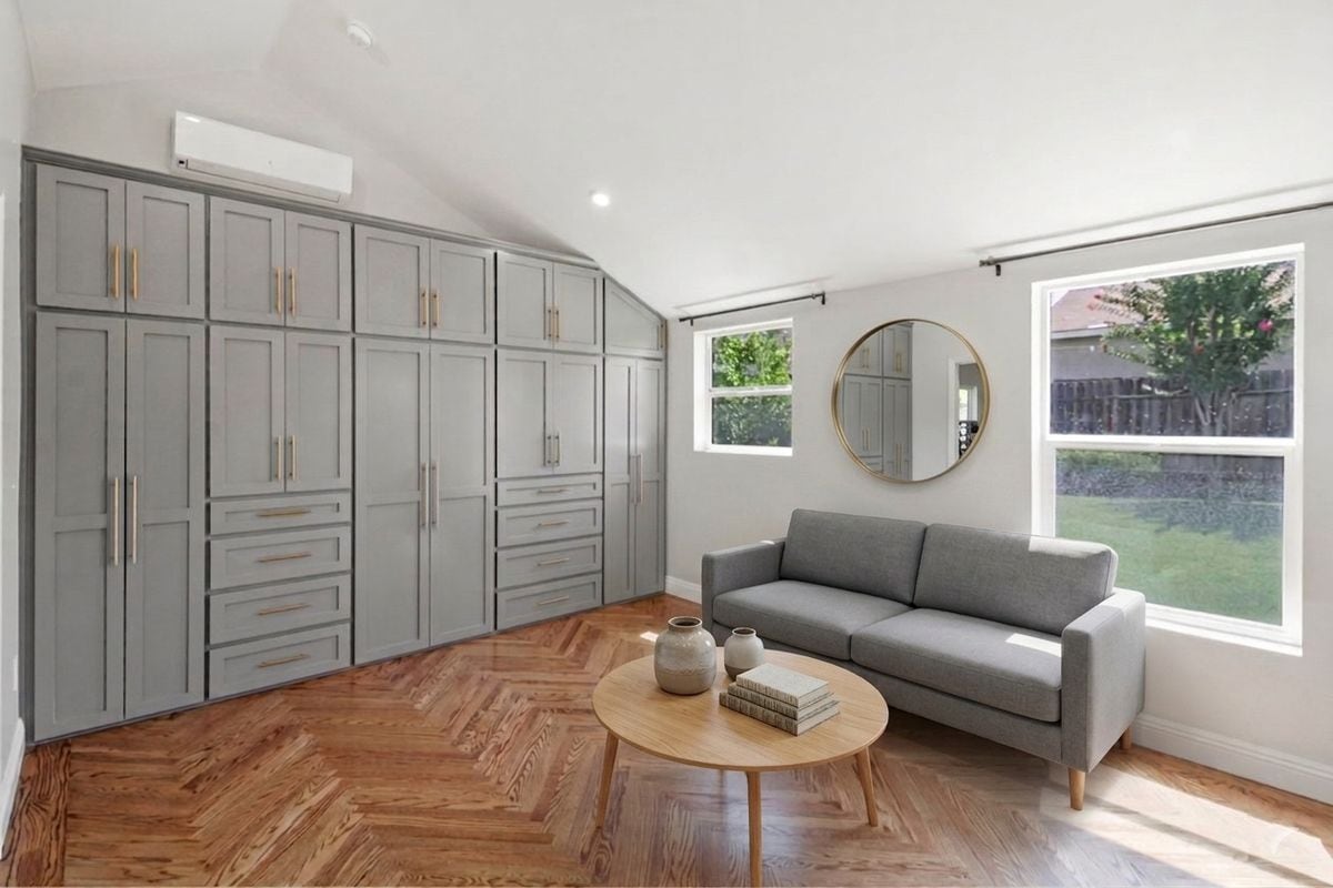 Building Photo - 2682 E Villa St