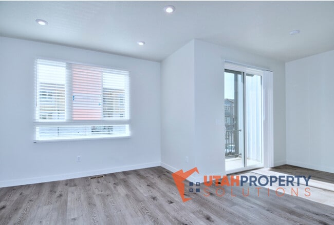 Building Photo - 1013 W 400 S