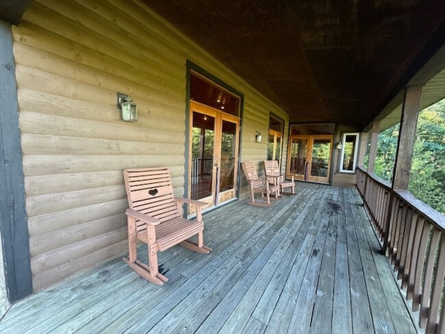 Building Photo - Smoky Mountain Living!!!