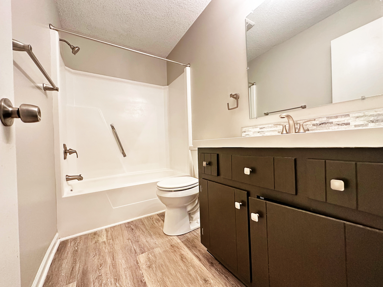 Full Bathroom - 231 Bridgefield Pl