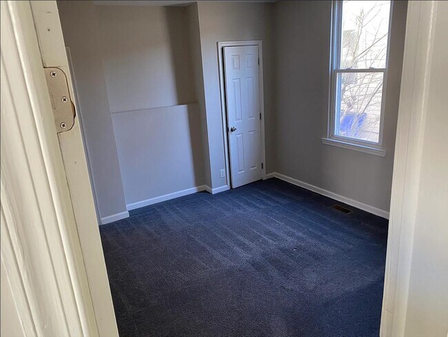 Building Photo - 327 S Main St