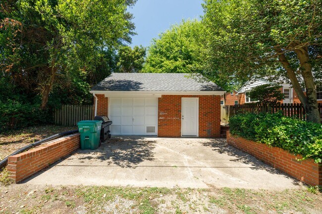 Building Photo - Beautiful 2 Bedroom Corner Lot of Park Ave! ***Available Late June 2026***