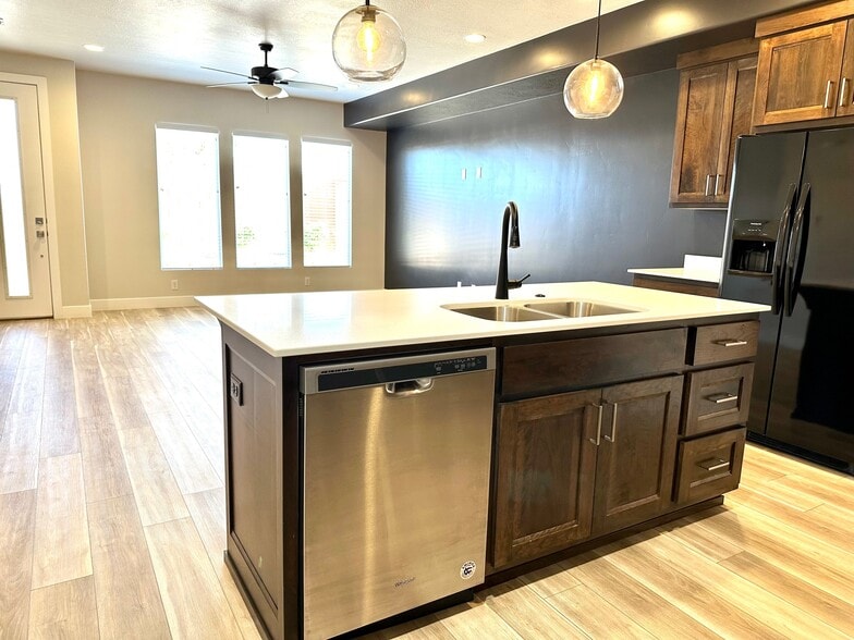 Building Photo - 819 S Black Alder Dr