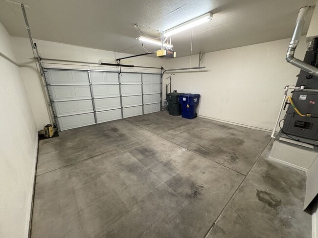 Building Photo - Great eastside location pet friendly