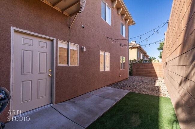 Building Photo - Washington 3 Bedroom Townhome