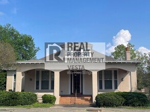 Building Photo - 420 College St