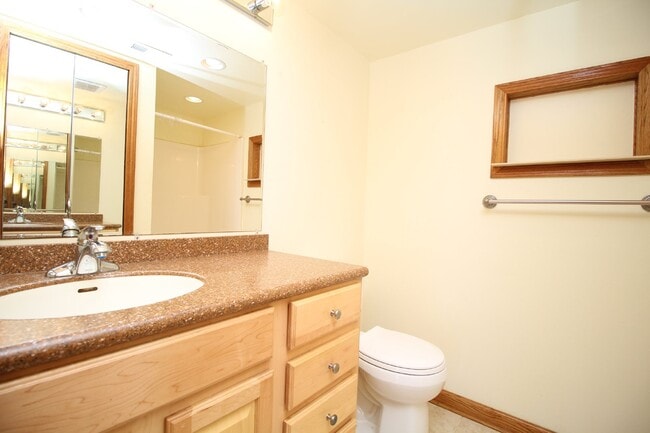 Building Photo - Stylish Condo in Waterfront Bayview Terrace – Updated Interiors, In-Unit Washer/Dryer, Access to ...