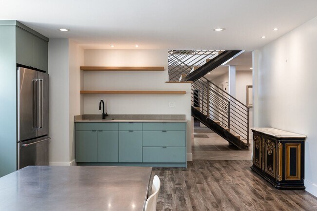 Building Photo - Stunning 5-Bedroom Modern Home with Panora...