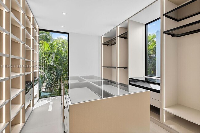 Building Photo - 620 Solar Isle Dr