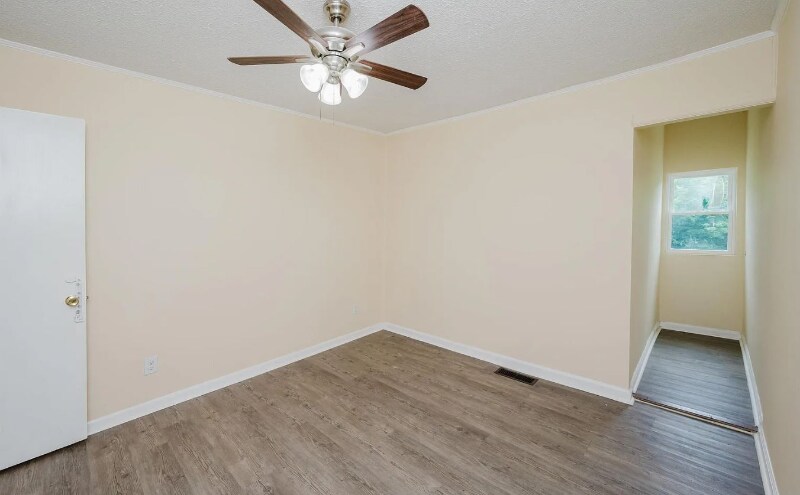 Building Photo - 2033 E Lake Blvd