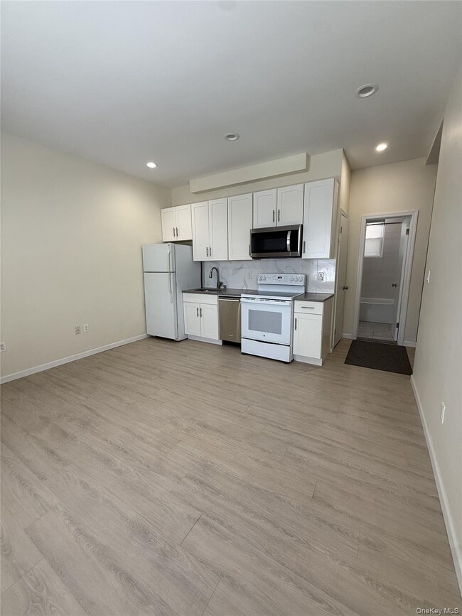 Building Photo - 127 Mineola Blvd
