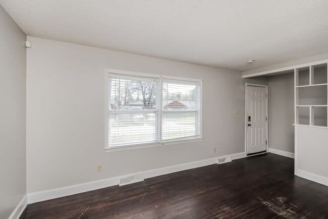 Building Photo - 2836 Parkmont Dr