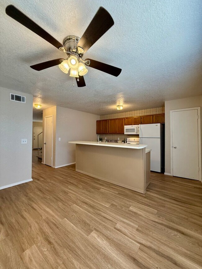 Building Photo - Duplex in East Norman with 2 car garage!