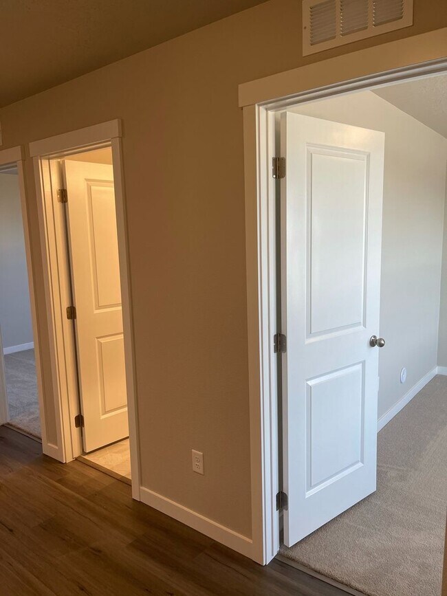 Building Photo - 4 bedroom 2 bath large loft area upstairs / All bedrooms downstairs