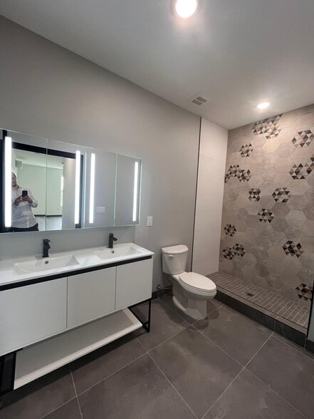 Building Photo - 130 Mallory Ave