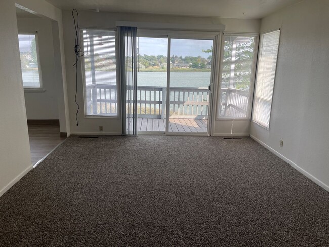 Building Photo - Lake View Apartment for Rent!!!