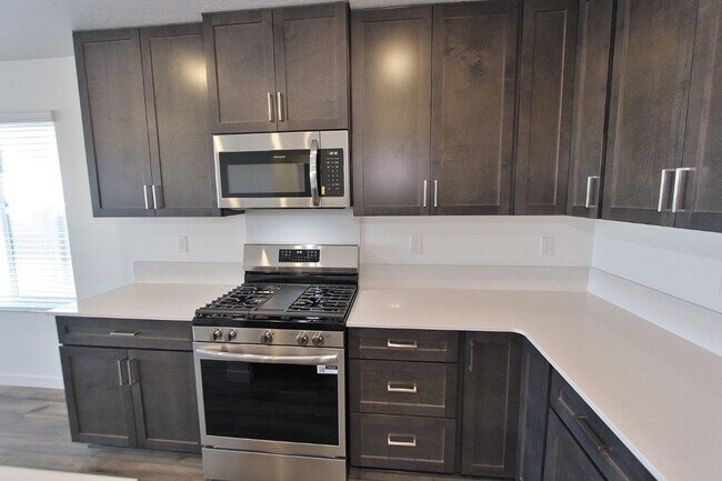 Building Photo - Immaculate Single-Level Home