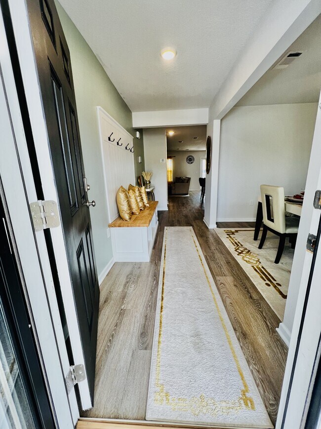 Building Photo - 603 Champ Trl