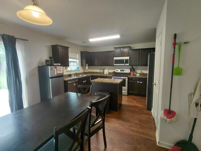 Building Photo - 836 Chariot Way