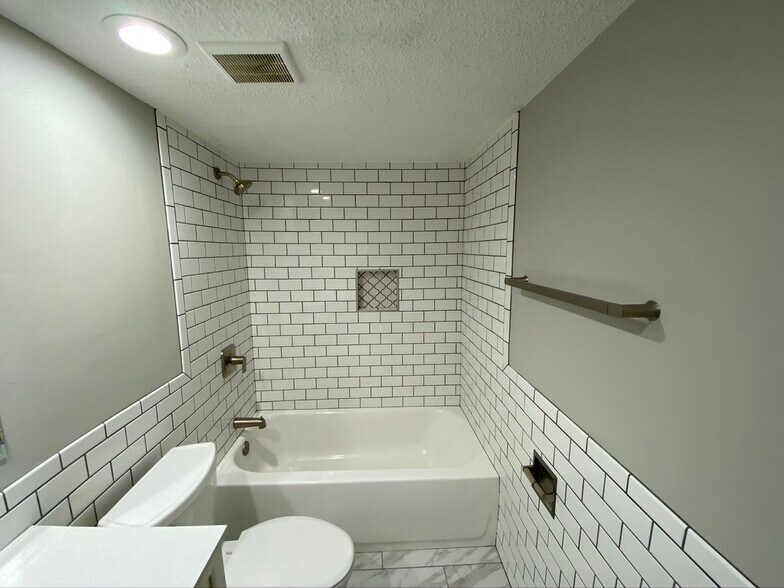 Building Photo - 9057 W Swan Cir