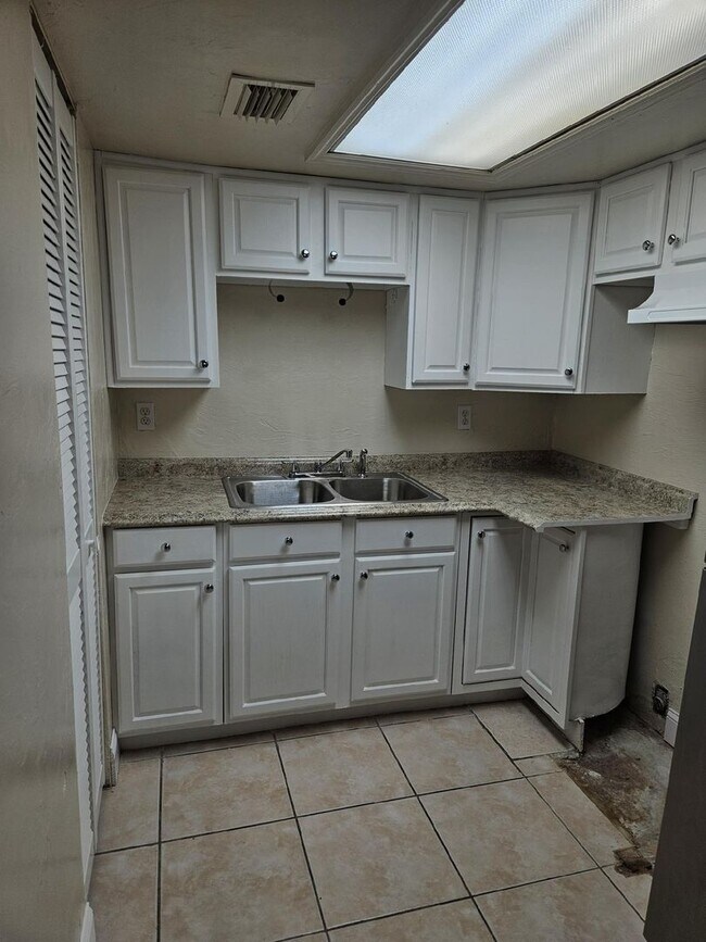 Building Photo - 1 BEDROOM 1 BATH NEWLY RENOVATED CONDO