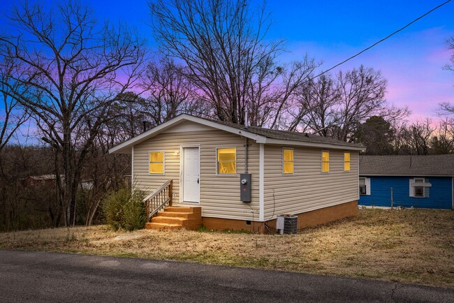 Primary Photo - Newly Renovated 2 Bedroom 1 Bath Home Avai...