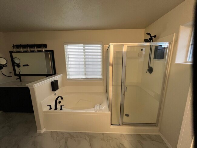 Building Photo - 173 E Moskee St