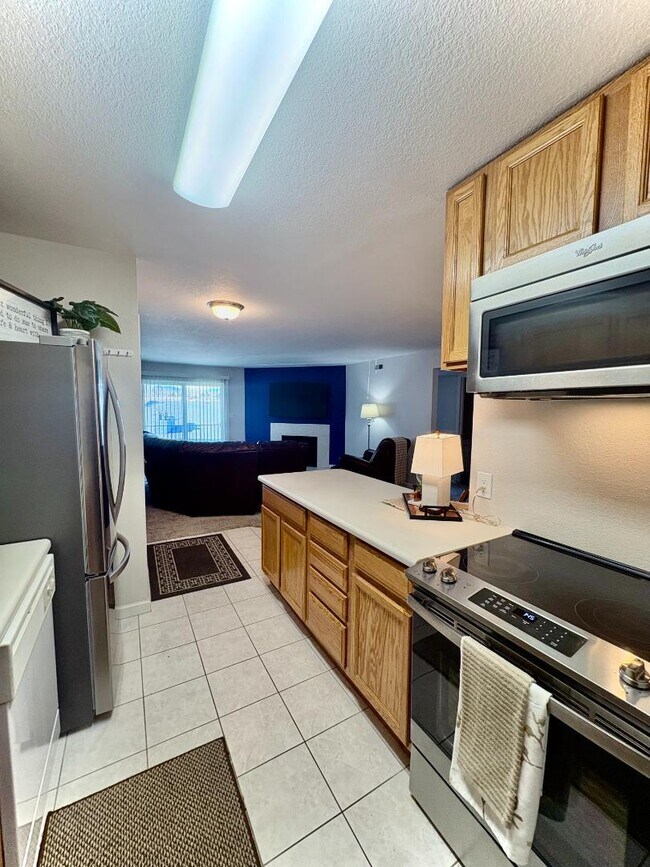 Building Photo - 13085 W Cedar Dr