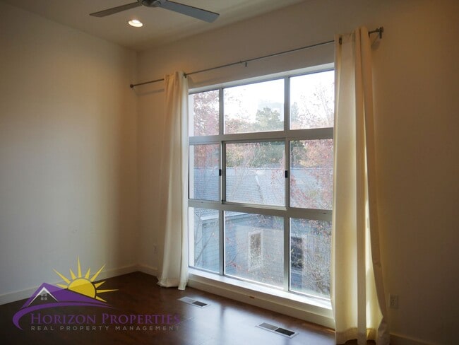 Building Photo - Modern Bright Three-story 3 Bed 2 Bath 1,400 Sqft Mansion Flats Designer Condo