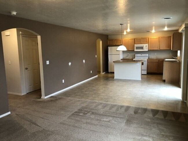 Building Photo - Walking distance to Settlers Park