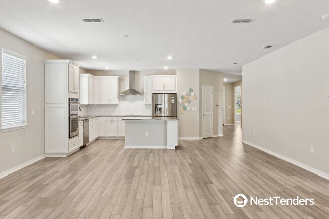 Building Photo - Stunning Northside Home!