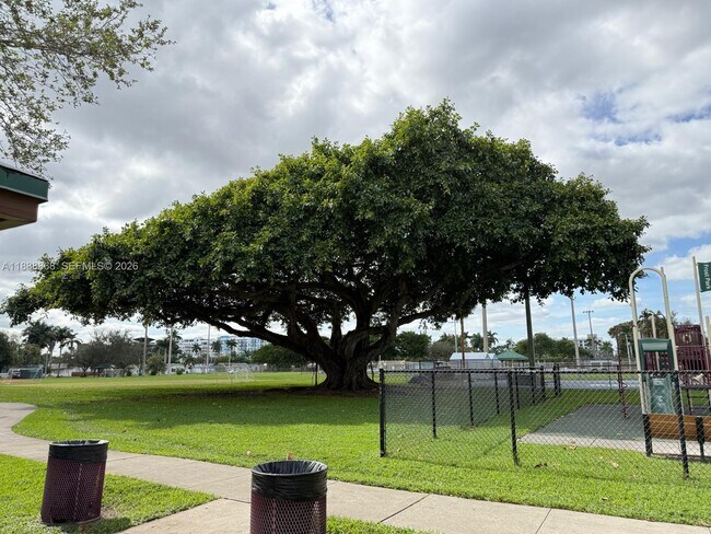 Building Photo - 610 NE 2nd St