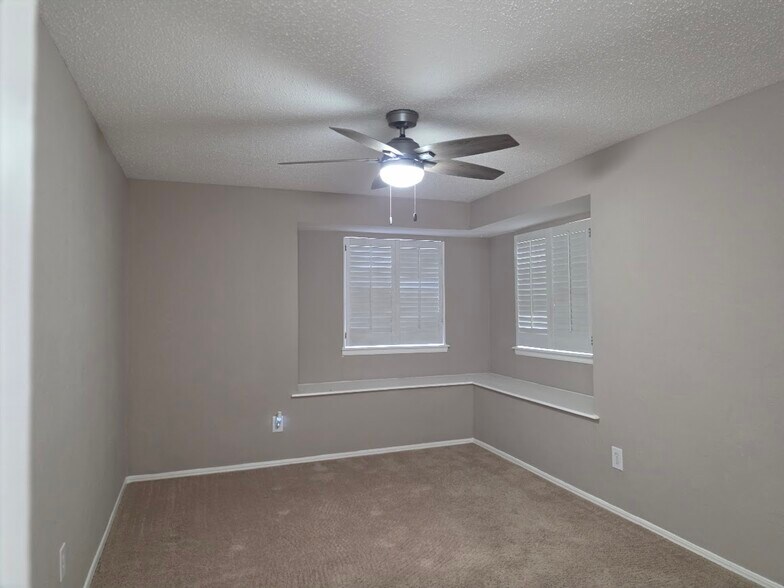 Large Primary bedroom - 4104 Kim Dr